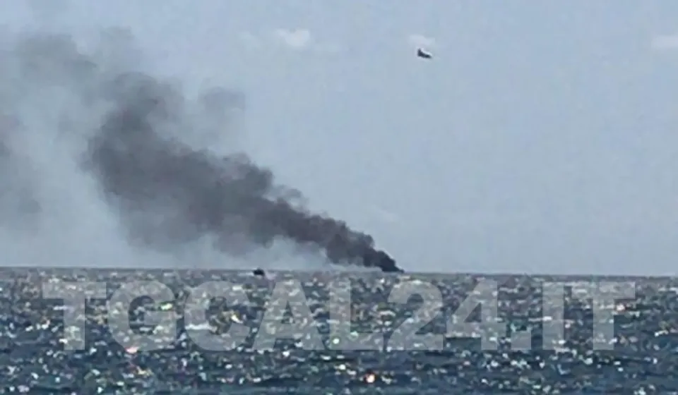 Crotone, imbarcazione con a bordo migranti a fuoco davanti Praialonga