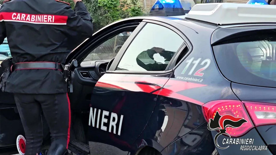 Ardore, minaccia di morte i genitori con un coltello