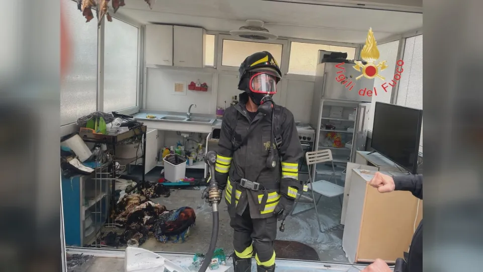 Fuga di gas in un cucinotto esterno: due persone investite dalle fiamme
