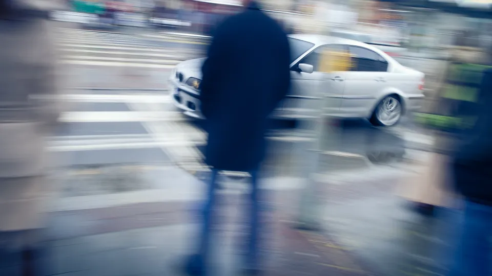 In stato di ebbrezza, investe pedone e fugge: denunciato
