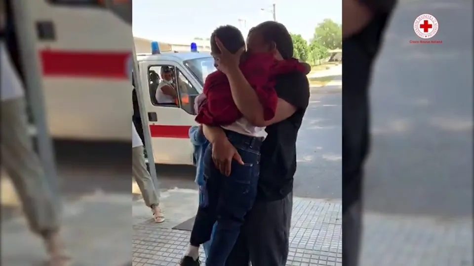 Una storia a lieto fine: bimbo di 6 anni ritrova la mamma nel Cara di Sant'Anna (VIDEO)