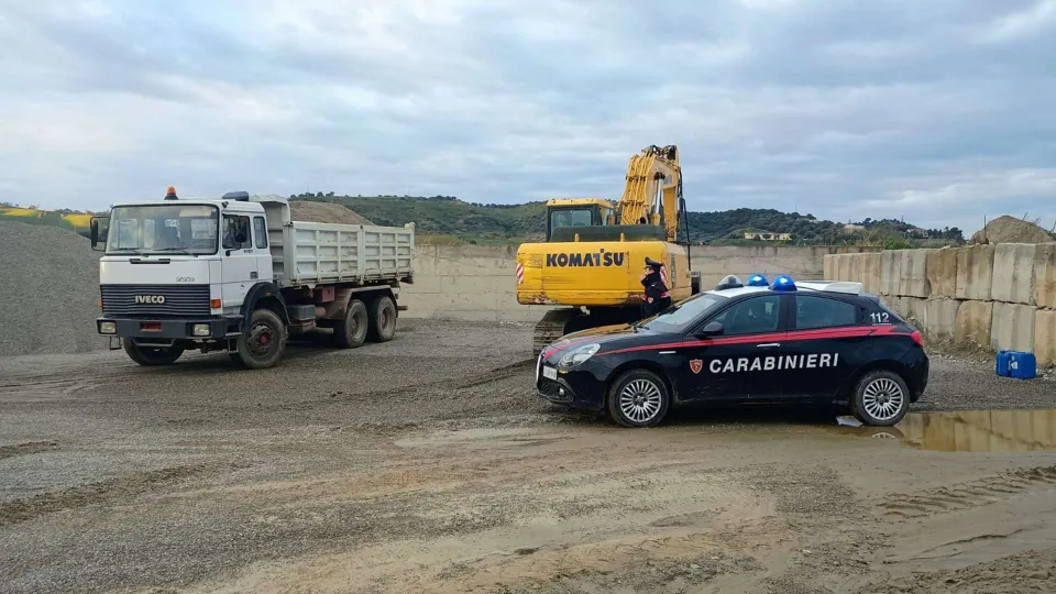 Cirò Marina, sorpresi mentre prelevano sabbia e ghiaia dal fiume