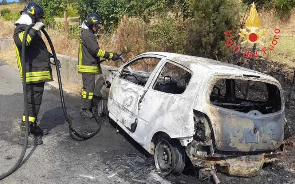Melissa, auto finisce contro un muretto e prende fuoco: 85enne muore carbonizzata (Foto)