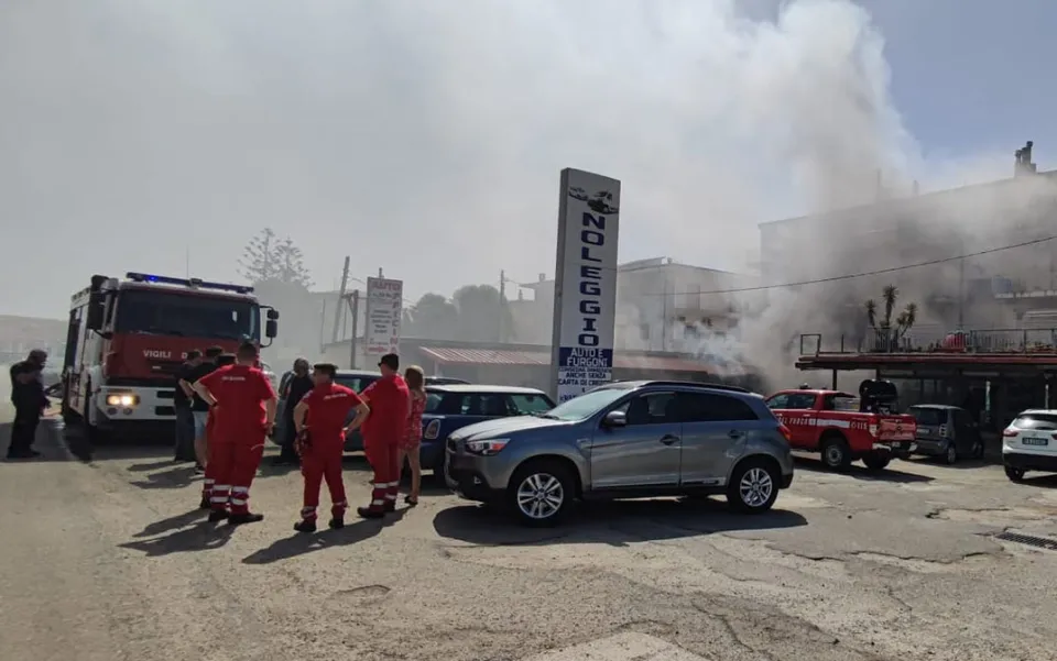 Crotone, grosso incendio distrugge uffici e magazzini sulla Statale 106 (VIDEO)