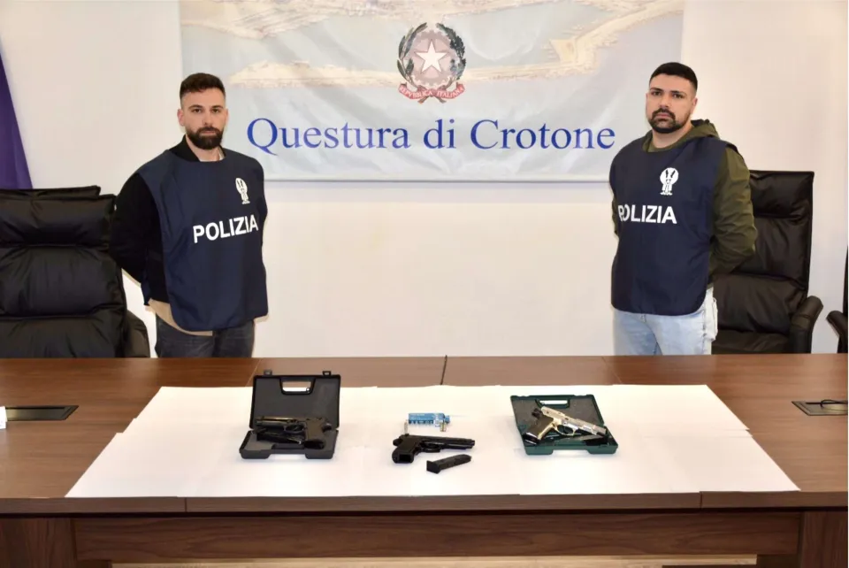 Spari a salve davanti a una scuola di Crotone, denunciati 4 studenti