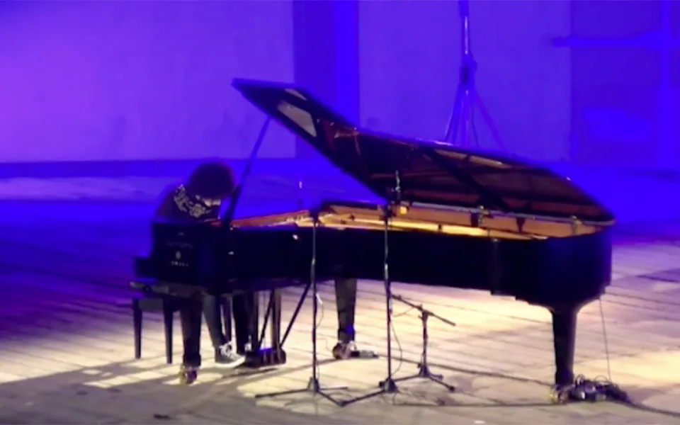 Il pianoforte di Giovanni Allevi ipnotizza Cirella: "La natura e le donne Salveranno il mondo"