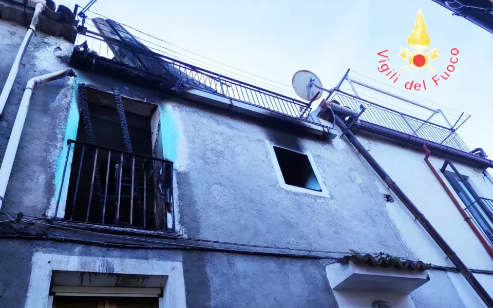 VIDEO | Nocera Terinese: 87enne tratto in salvo dall'incendio del suo appartamento