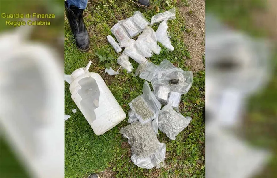 Droga ed armi nascoste sotto un cumulo di sabbia: arrestato un 57enne di Rosarno (Video)