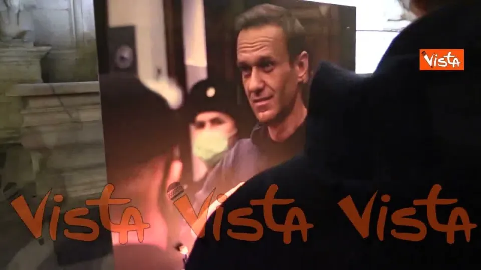 Fiori e candele per Alexey Navalny alla fiaccolata al Campidoglio