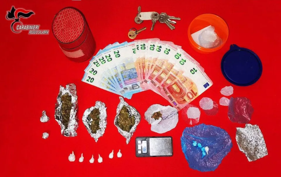 Sorpreso in un casolare con dosi di cocaina e marijuana: 59enne di Reggio ai domiciliari