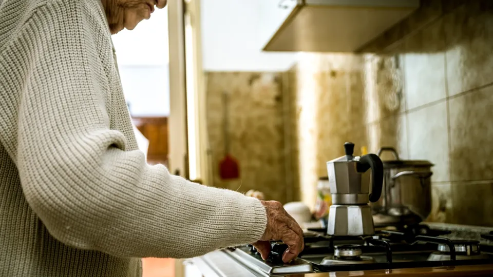 Maltrattava e minacciava ripetutamente l'anziana madre: arrestato 44enne crotonese