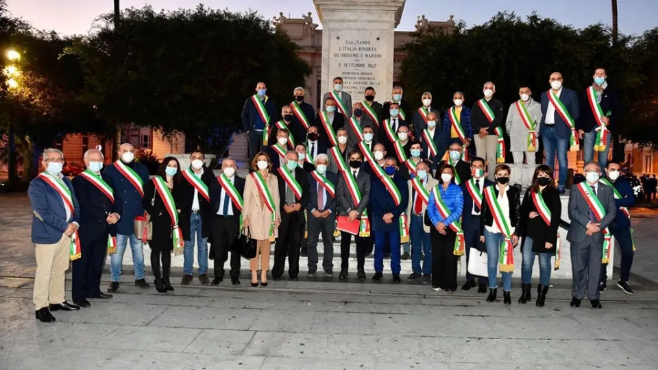 Caos sanità in Calabria, sit-in a Reggio di 97 sindaci: le richieste al Governo per uscire dall'impasse