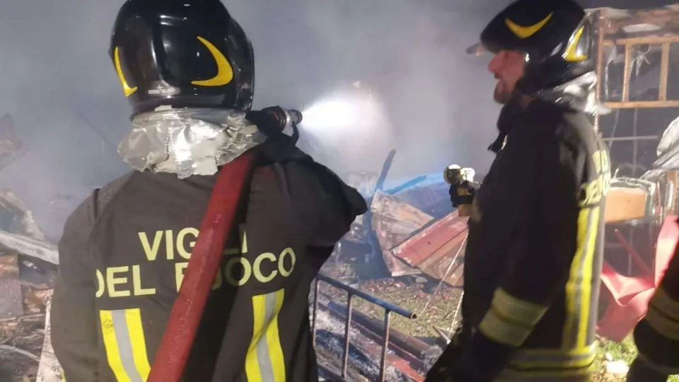 Incendio in casa a Lamezia Terme, famiglia evacuata: salvata donna