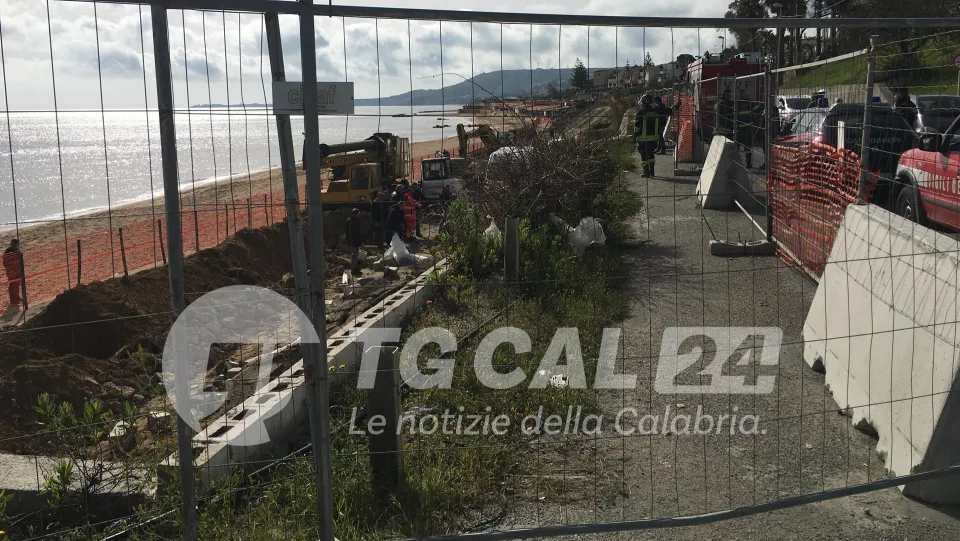 Operai travolti dal crollo di un muro sul lungomare: tre condanne