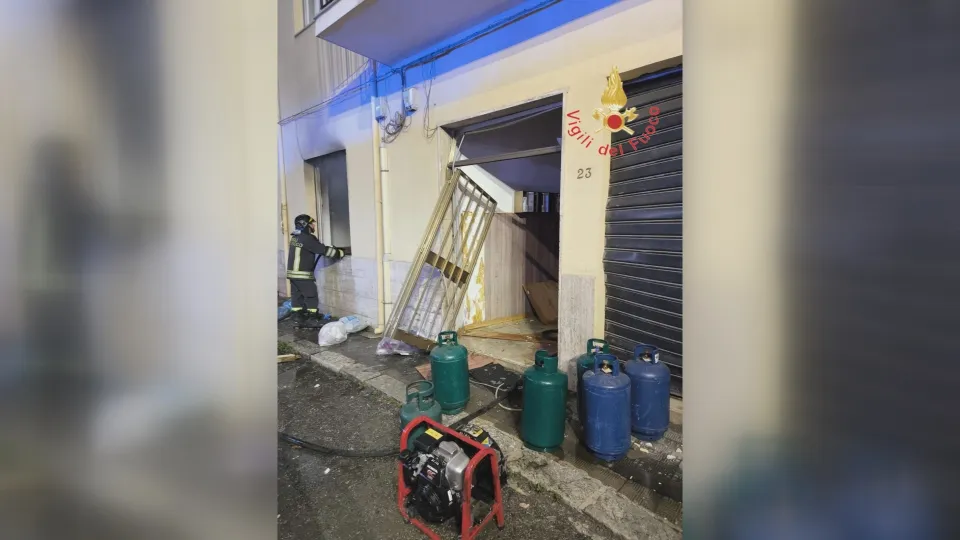 Esplode una bombola di gas in un palazzo: c'è un ferito