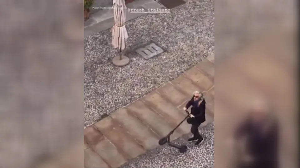 Coronavirus, il flashmob di Morgan in monopattino cantando «Le brutte intenzioni, la maleducazione» (VIDEO)
