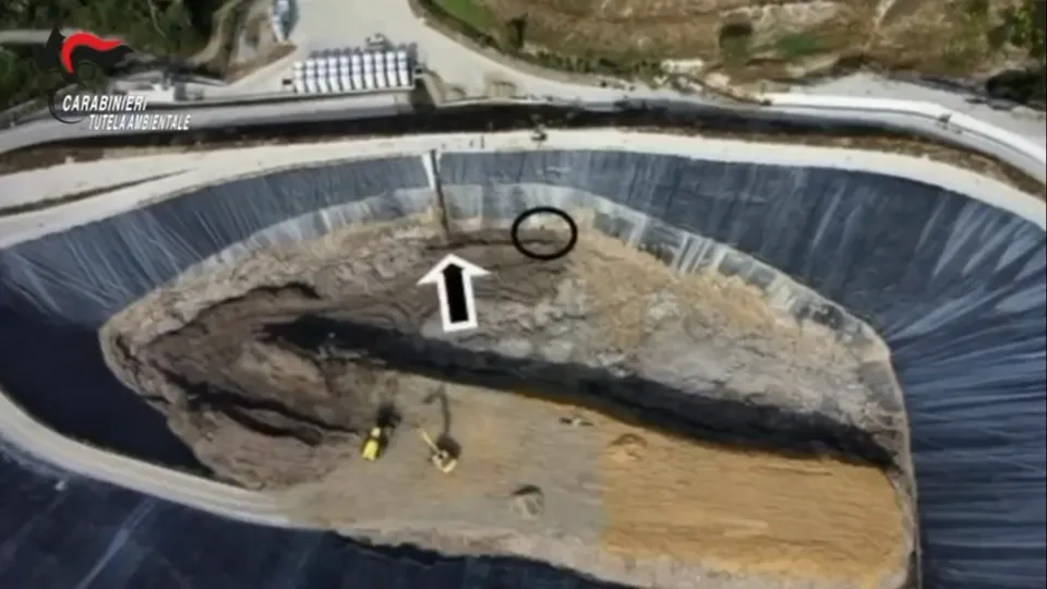 Discarica Scala Coeli: misure cautelari per direttore lavori e funzionario Arpacal