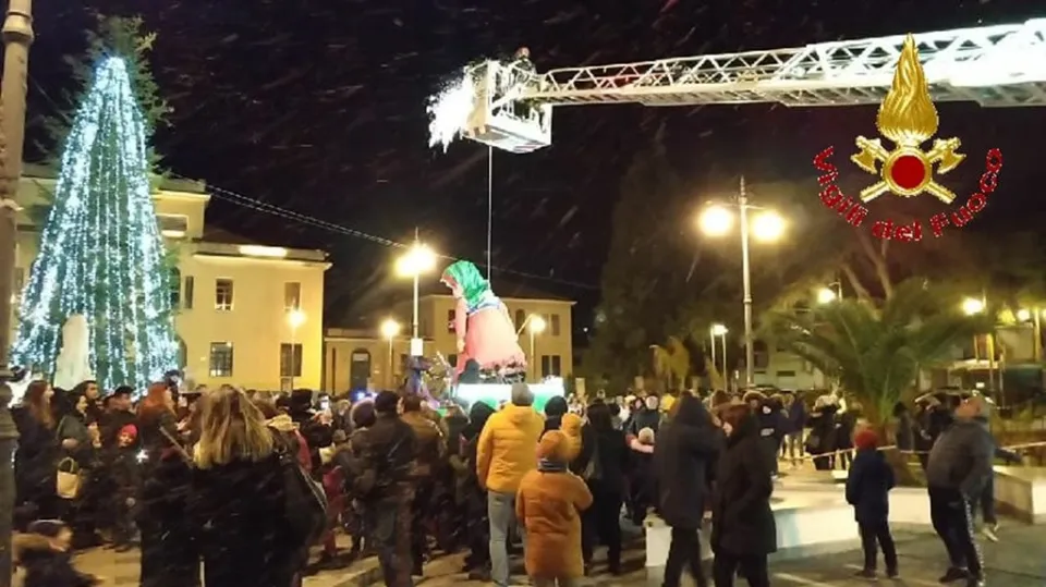 Vibo Valentia, arriva la befana con i Vigili del fuoco: tanti i bimbi ad aspettarla (FOTO)