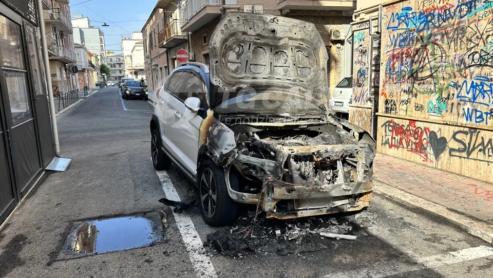 Intimidazione a Video Calabria, a fuoco l'auto aziendale: le reazioni