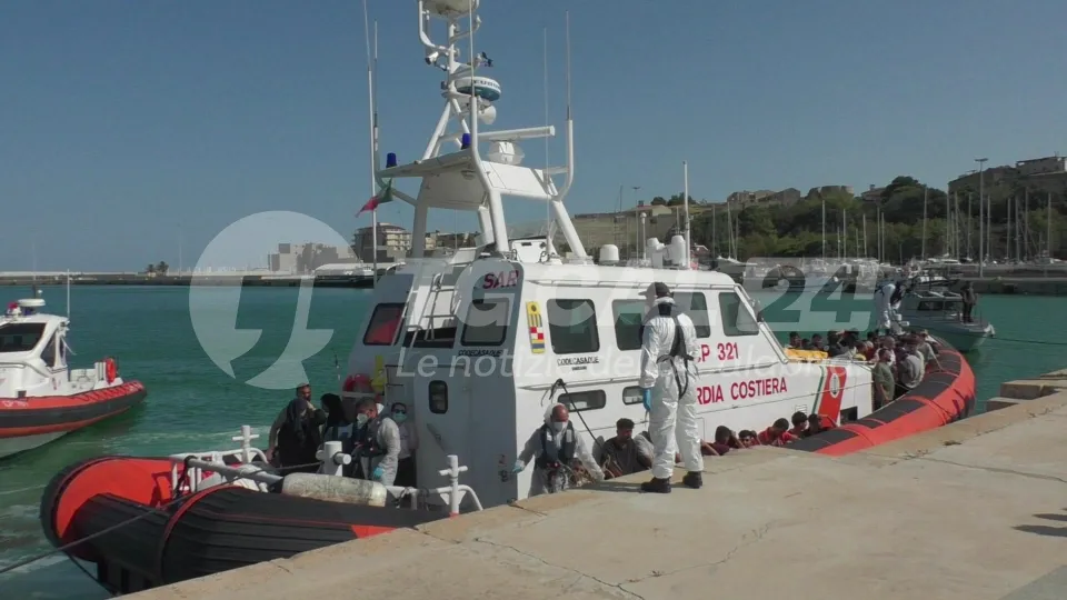 Migranti: nuovo sbarco di 65 persone a Crotone
