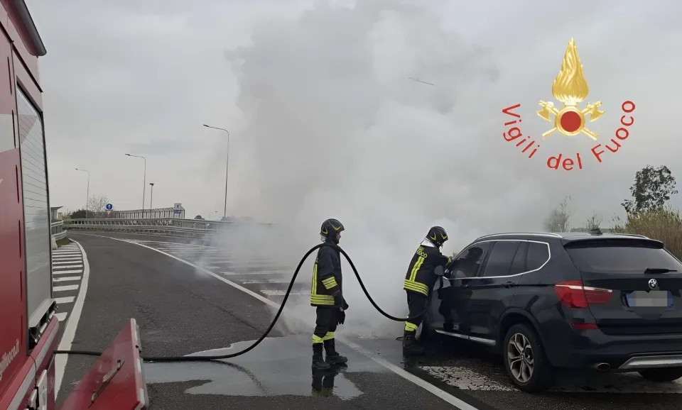 Auto a fuoco sulla SS280: conducente salva, traffico in tilt