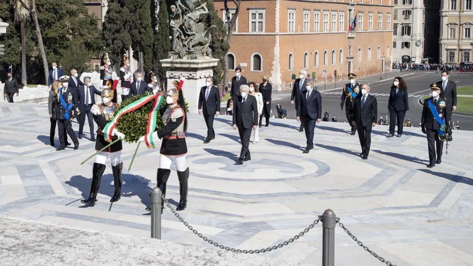 25 aprile: il presidente della Repubblica Mattarella depone una corona d'alloro al Milite Ignoto (VIDEO)