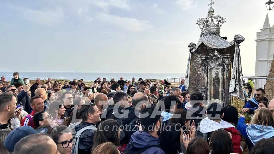 L'abbraccio dei crotonesi alla Madonna di Capocolonna