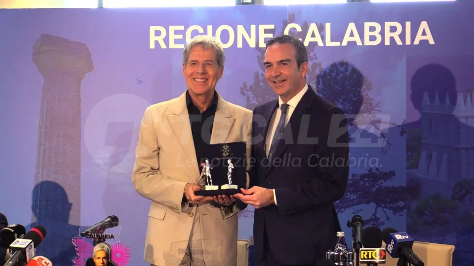 Omaggio a Claudio Baglioni: da Occhiuto un premio alla carriera