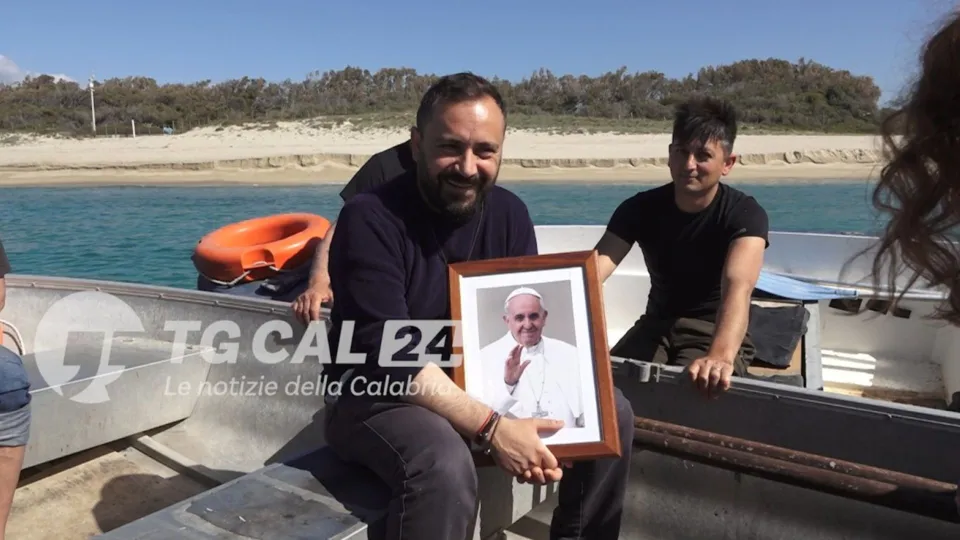 L'ultimo saluto a Papa Francesco nelle acque del naufragio di Steccato
