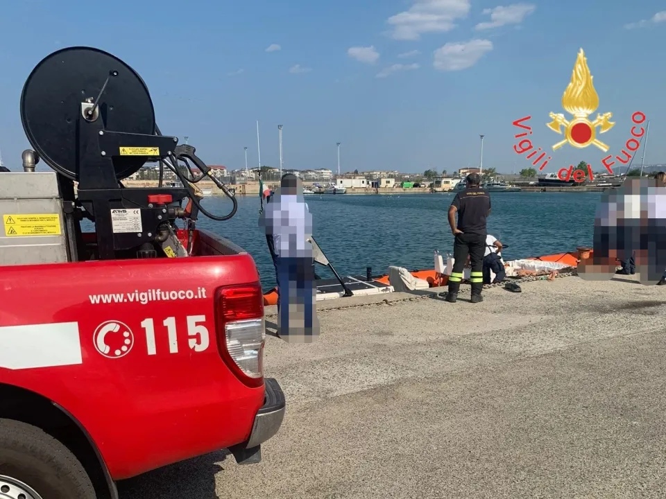 Precipita con l'auto dalla banchina del porto di Corigliano: morto un 41enne