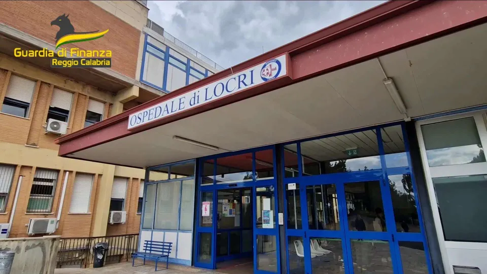 Primario di Locri sottrae ecografo dall'ospedale per visite in studi privati