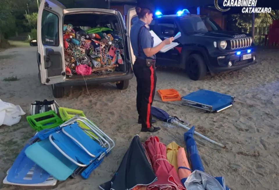 Controlli sulla spiaggia libera a Borgia: sequestrati ombrelloni e sdraio lasciati dopo il tramonto