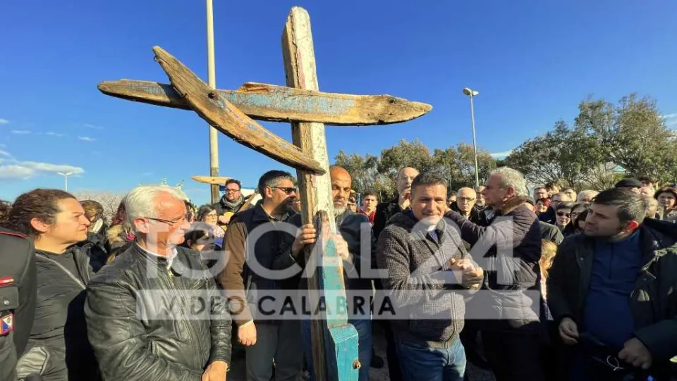 Via Crucis sulla spiaggia di Steccato di Cutro, mons. Panzetta: «Non vogliamo un’Europa col filo spinato»