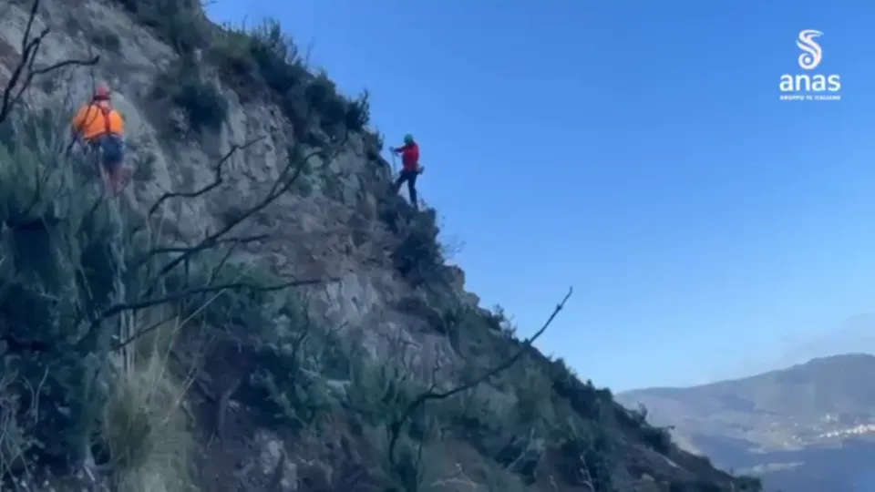 Frana nel Reggino, rocciatori in azione