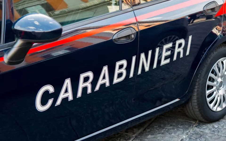 Locride, intimidazione: gettata nel giardino di due coniugi una bottiglia incendiaria