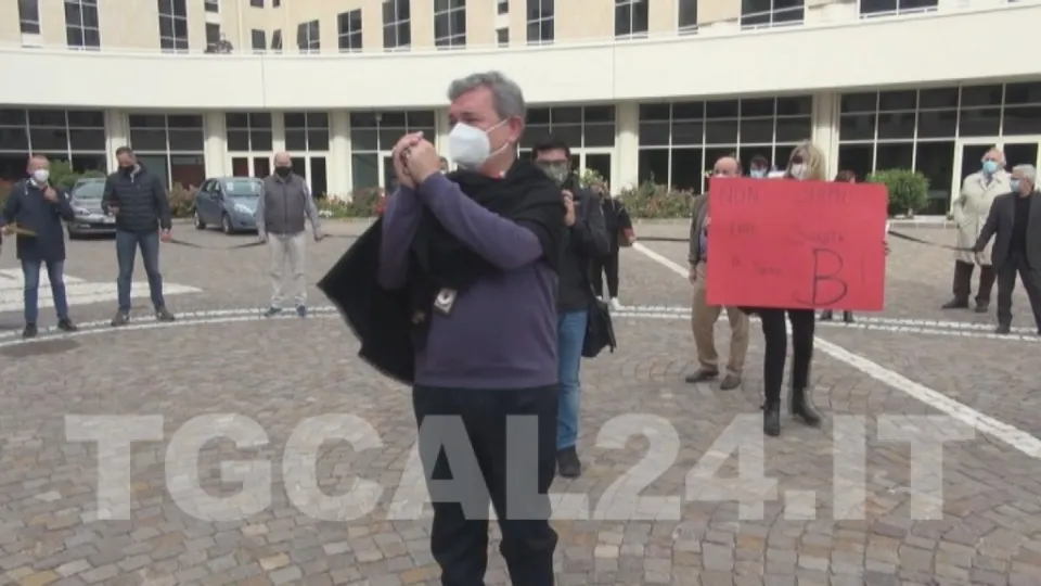 VIDEO | Manifestazione alla Cittadella contro la zona rossa in Calabria: contestato il presidente f.f. Spirlì