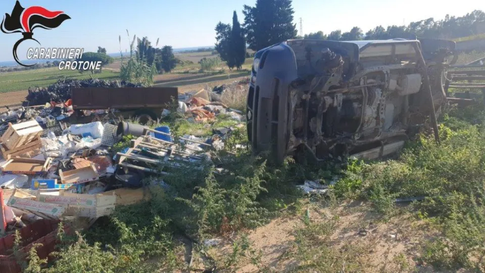 Sequestrate cinque discariche abusive a cielo aperto e denunciate sei persone nel Crotonese (FOTO)