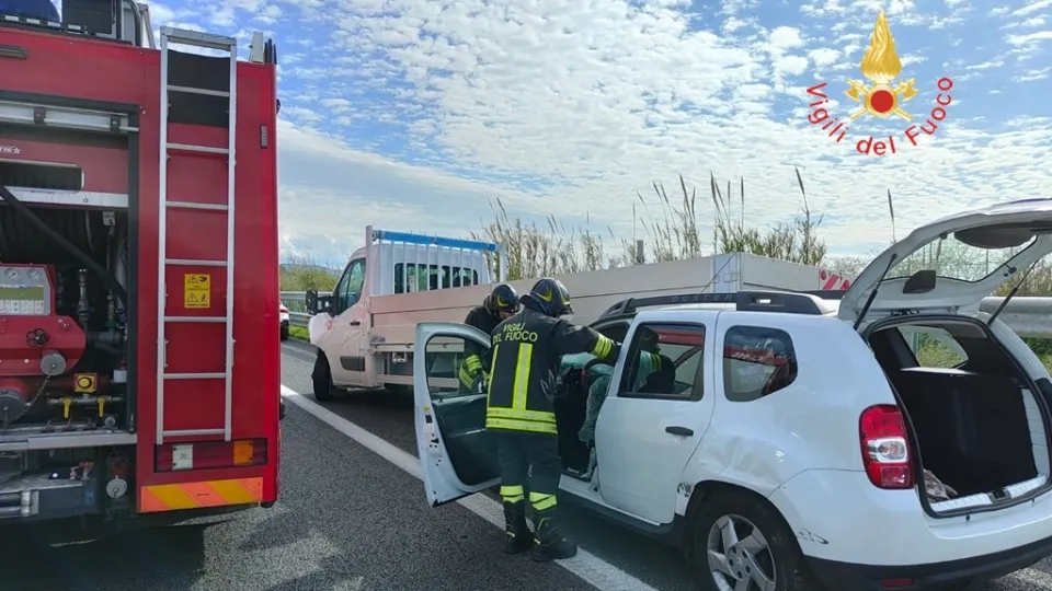 Incidente stradale sull'A2 del Mediterraneo: due vetture coinvolte e tre feriti