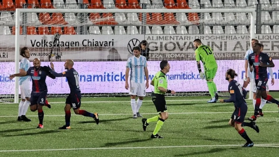 Calcio, Armenteros e Simy regalano la vittoria esterna al Crotone