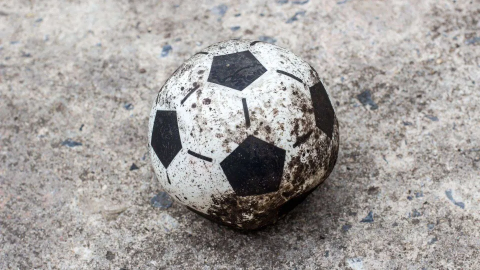 Francica, giovane arbitro preso a pugni da un calciatore