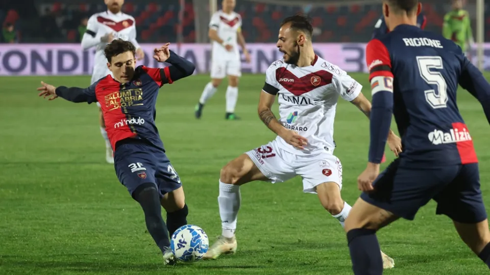CALCIO | Serie B, il derby tra Cosenza e Reggina se lo aggiudicano i lupi