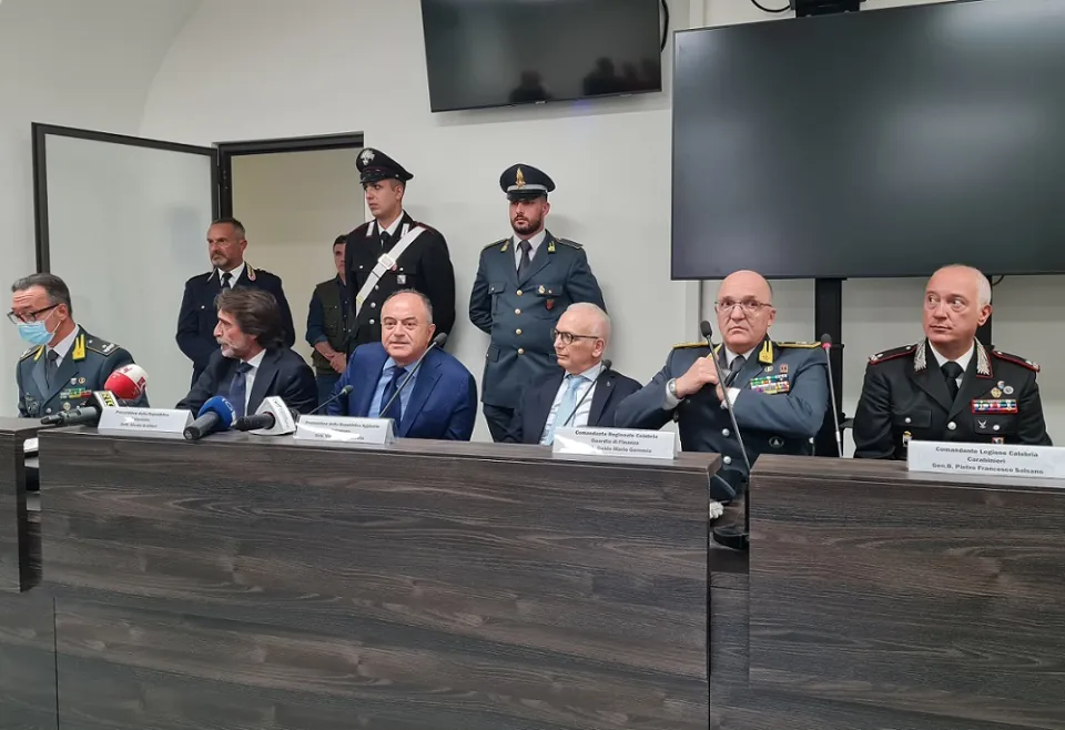 L'EDITORIALE Durissimo colpo alla ʹndrangheta cosentina. Chi plaude a Gratteri, alla Giustizia e alle Forze dell'ordine, e perché!