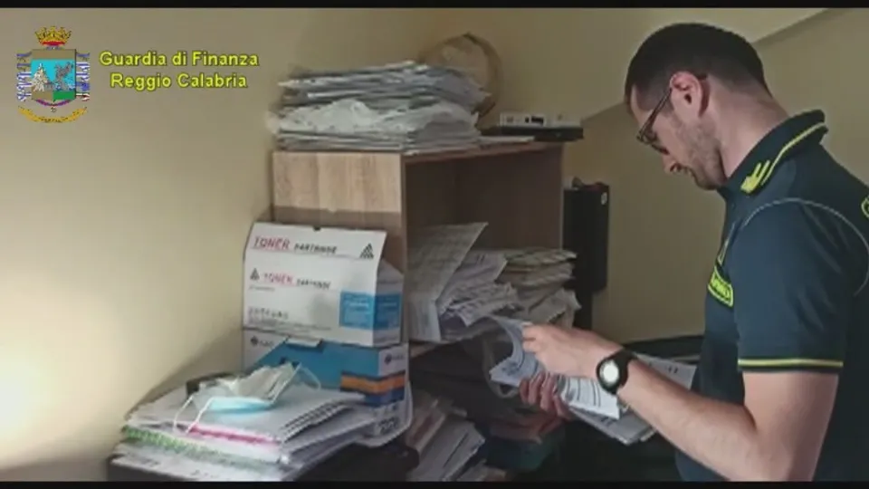 Emettevano fatture per finte prestazioni sanitarie: arrestate 3 persone e indagate altre 208 (VIDEO)