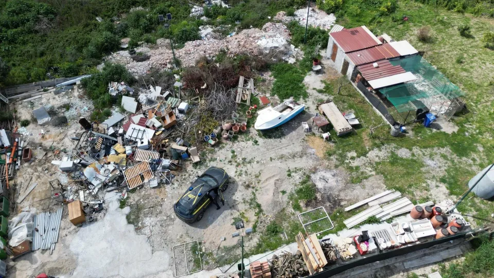 Scoperta una discarica abusiva a Crotone: denunciato il proprietario dell'area