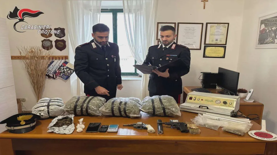 Scoperto deposito di droga e armi: arrestato 44enne