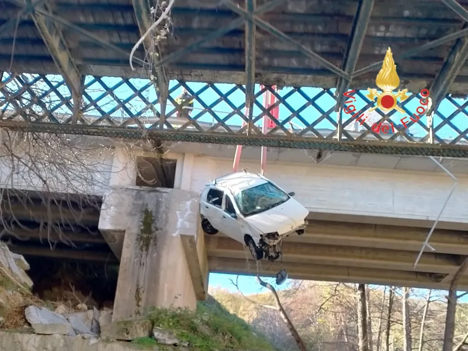 Precipita in un dirupo con l'autovettura: morto un 58enne di Petilia Policastro (VIDEO)