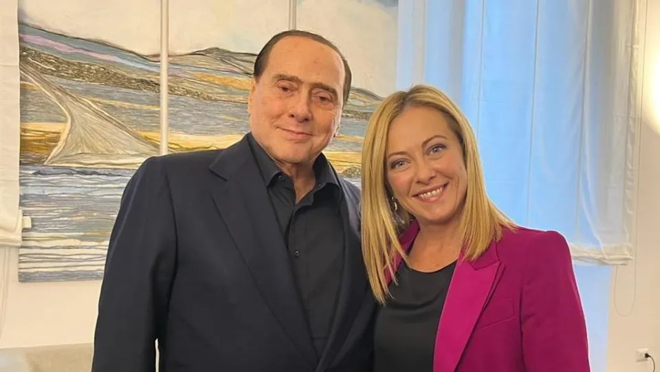 Dopo il secondo audio di Berlusconi, Meloni lancia un messaggio: «Chi non condivide capisaldi Ue-Nato fuori da governo»