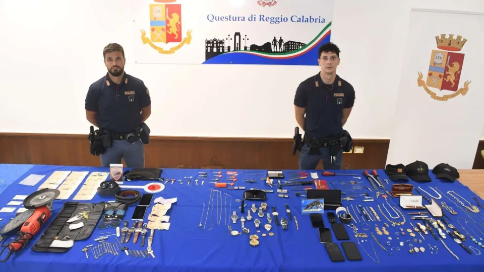 Rapina a sacerdote e furti in abitazione: due arresti a Reggio Calabria