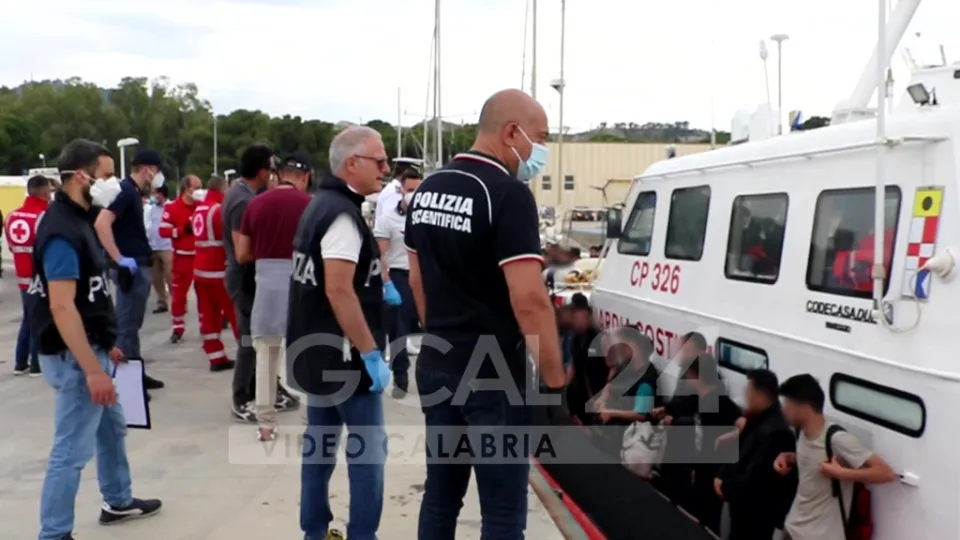 Migranti: sbarcate questa mattina 57 persone a Roccella Jonica