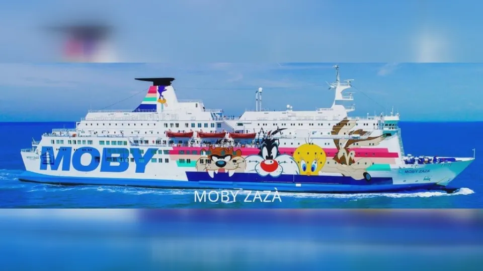 Trasferiti a Crotone i 169 migranti dalla Moby Zazà: i tamponi sono tutti negativi
